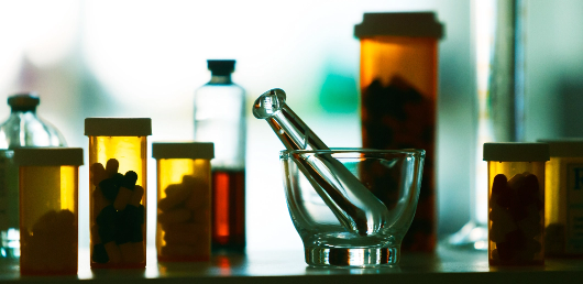 Mortier, pilon et gélules de compléments alimentaires